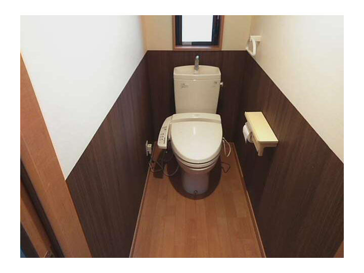 トイレのクロスを綺麗に張替えて清潔感ある空間に 内装リフォーム 倉吉市i様邸 ホームデコ 鳥取 島根でリフォームするなら実績no 1店で