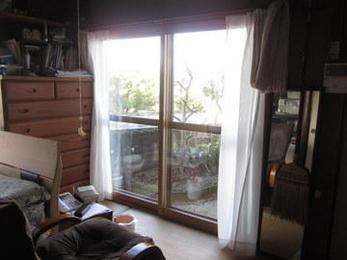 話題の内窓システムです。窓を二重にする事で暑い、寒い、結露、うるさいを防げます。製作期間は必要ですが現地での作業は1日で完了します。ごみも出ません。お気軽にご相談ください。