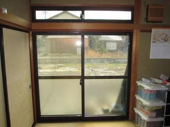 内窓取付けはサイズを測って製作するので寸法ぴったりにできます。断熱、結露防止、遮音に効果があります。省エネにもなるので電気代、灯油代が節約になりますね。ぜひご検討ください。