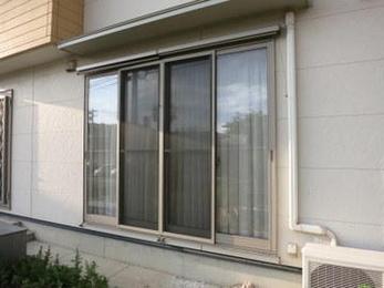 日差しが強い場所には外付けのシェードが効果的です。上下に昇降するので使い勝手もとても良いです。提案させていただくと採用される方が増えています。ぜひどうぞ。