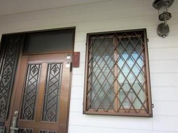 防犯上の理由で窓に面格子をつける方が増えています。一人暮らしの方は特にそうです。取り付けると高級感も出てイメージもとても良くなります。心配な方はぜひどうぞ。