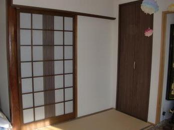 建具ひとつを取り替えるだけで部屋の雰囲気は一変します。毎日眺める場所であればなおさらです。白い部分は障子紙でなくワーロンという樹脂材なので破れません。おすすめです。