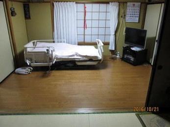 介護リフォームのご相談が多いですね。和室にお部屋をフローリングに変えるとベッドも置けて、掃除もしやすくなります。回りの部屋との段差が無いように工夫する必要があります。
