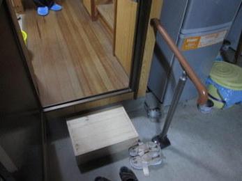 家の中の段差は危険ですね。高齢者は転ぶだけで大きな怪我につながります。その時に手すりを設置するとさらに使い勝手が良くなります。小さな工事もおまかせください。