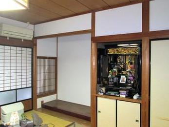 古い塗り壁は、綿壁、砂壁ともいって経年でぽろぽろ落ちてきます。色も薄暗く汚れた感じになるのでお困りの方が多いですね。私たちはその場所にあった正しい施工方法を提案することが出来ます。お気軽にご相談ください。