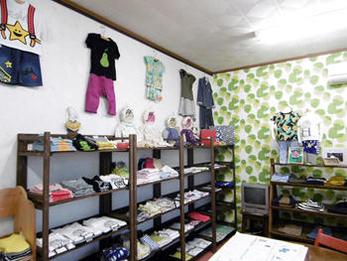 フィンレイソンとスヌーピーの2種類のクロスで、子ども服を引き立てる元気で楽しい店作りのお手伝いが出来たのではないかと思います。