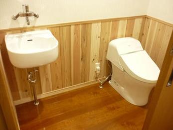狭い間取りの中で、車椅子が入れるトイレを作っていただきとても満足しています。洗面室の独立した空間も一時は断念していたが、実現する事も出来ました。