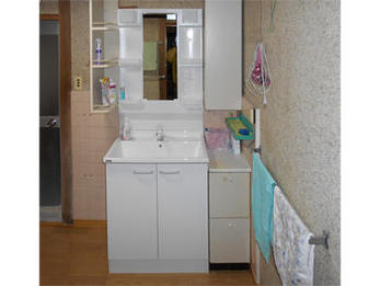 脱衣所は白に近いベージュのフローリングに張替、洗面台もシンプルな白色に替えたため、部屋全体が明るくなりました。タンクレスのトイレは広くなって良かったです。
