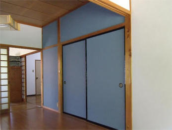 アクセントクロスは施工前は少し心配していましたが、とても明るくなって良かったです。古いキッチンもこんなにおしゃれにリニューアル出来るなんてビックリしました