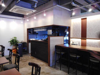 オシャレになって来店されるお客様にも評判良いです！と言っていただきました。喜んでいただき本当に嬉しいです。老舗の味でどの料理もとても美味しいのですが、特に肉料理は絶品でオススメです。皆様も行ってみて下さい。