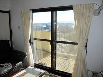 マンション内窓設置の事例です。内窓は寒さ、暑さを遮ぎると同時に騒音も遮断します。施工は簡単であらかじめ寸法を測って工場で製作し現地に取り付けるので簡単に作業が終わります。