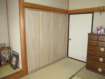 場所によって様々な建具の形を提案することが出来ます。収納には折戸を採用すると開口が広くなりで出し入れが簡単に出来ます。部屋全体がすっきりとした感じになります。