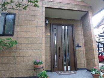 カバー工法は既存の枠の上に取り付けるので外壁を壊す必要がありません。すっきりと工期も短く美しく仕上げることが可能になります。玄関だけでなく窓などほとんどの建具に採用できます。