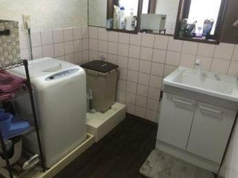 いつの間にか物があふれて狭くなってしまう洗面脱衣室は悩みの種ですね。お客様がこられたらパニックになりそうです。一つ一つ丁寧にはかりすっきりと収まりました。