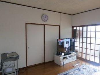 壁クロス床フローリング工事をすると部屋が見違えるようにきれいになります。ついでに不要なものもも片付けると完璧ですね。ぜひどうぞ