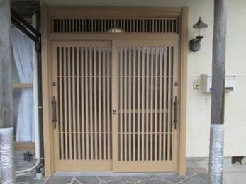 カバー工法と言うやり方があります。既存のサッシュ枠の上から設置するので周りの壁を傷つけません。コストも工期も短縮することができます。ぜひどうぞ。