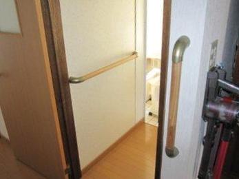 介護認定を受けられている方は室内手すりの設置には補助金が支給されます。手続き等複雑なことはケアマネージャーと相談してホームデコが行いますので、お気軽にご相談ください。