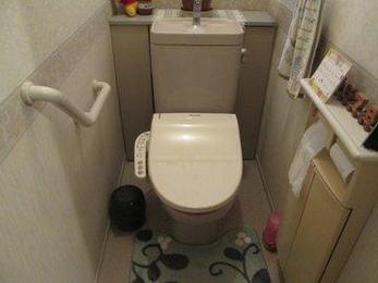 ホームデコ特価商品のシャワートイレ便座は工事費込みで29800円です。しかも一流メーカーのパナソニック製品。基本機能はしっかりしていますのでぜひご検討ください。