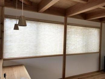 窓周りの商品はカーテン、ブラインド、ロールスクリーンなど沢山の種類があります。機能だけでなくデザインも部屋の雰囲気に合わせて提案することが出来ます。お気軽にご相談ください。