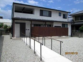 スロープの手すりは必要ですね。距離が長いほど転落の可能性が否定できません。大切なのは強度を確保することです。実績豊富な当社におまかせください。