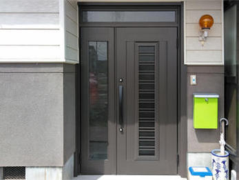 ドアにする事で開口幅が広くなり、スロープにする事で車椅子でも安心して通れます。お客様のご要望でランマに明かり取りを付けて玄関が今まで通り明るくなりました。