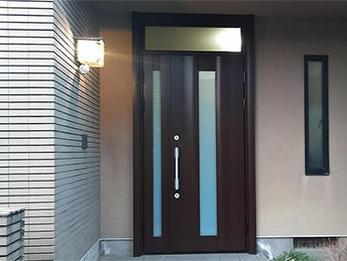 長らく気になっていた玄関が1日で完成しました。