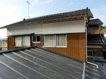 鉄板屋根はカバー工法をおすすめします。古い屋根の上に被せるので下地の痛みは影響ありません。仕上がりもきれいで短工期で終わります。