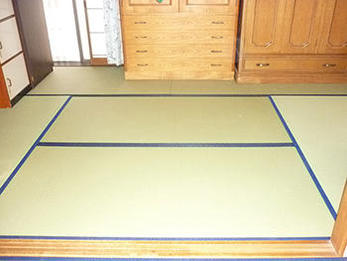 床が安定して安心できると共に、色も綺麗なので部屋が明かるくなりました。