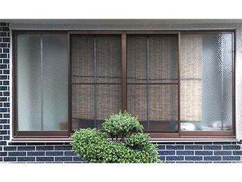 お客様が強く希望された黒色の網戸を取付しました。最初にお話を伺った時に、中が目立たない様に、との事もおっしゃっていたので、黒色の網戸の目隠し効果はグレーよりも低くなる事を伝えました。それでも、オシャレな印象という点から黒色の網戸を選ばれました。出来上がった網戸を見て「やっぱり黒色にして良かった。」と喜んでいらっしゃいました。