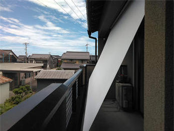 ロールスクリーンを降ろしただけで、体感温度や眩しさが全然違う！とのお声をいただきました。