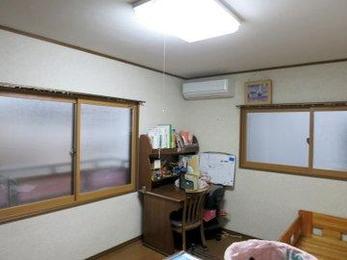 内窓を設置することで暑さや寒さが和らぐと共に、戸外の音が聞こえなくなり落ち着いた部屋になります。大人気商品おすすめです。