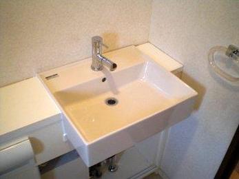 トイレ内の手洗いだけでも取替えは可能です。M様宅は温水器も交換させていただきました。すっきりきれいになって快適になりました。