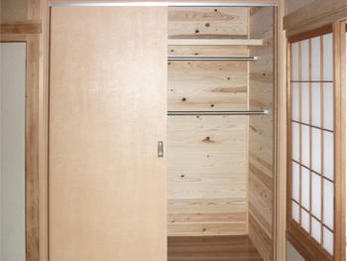 収納スペースが出来た事により、部屋を占領していたタンスも不要になり、部屋が広く使える様になりました。