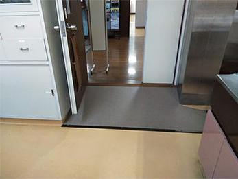 床の色を変えた事で、スロープに注意して使用出来ると思います。