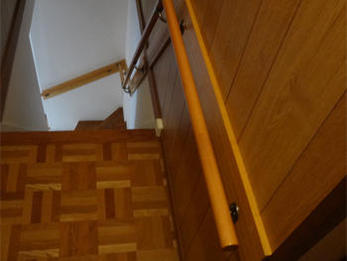 当初は和風の家に合う天然木の引き戸をご希望で、既存の引き戸を加工して綺麗にするとお考えでした。アルミでも和風の家に合う物があるとご提案させていただいた結果、和風の建物に合った上、断熱性も高い玄関引き戸を設置していただける事になりました。