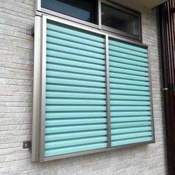 窓に防犯対策する場合方法はいろいろあります。この事例のほか防犯シャッター取り付けや、二重窓などその場所と予算にあった方法を提案できます。