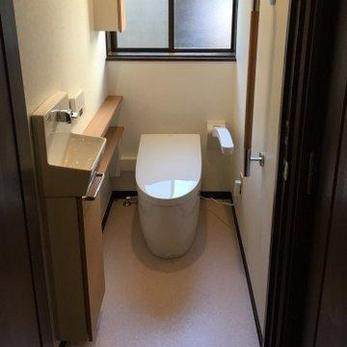 トイレのリフォームでは手摺の設置も一緒に提案しています。同時に設置することで壁内の補強など必要なことができます。お気軽にご相談ください。