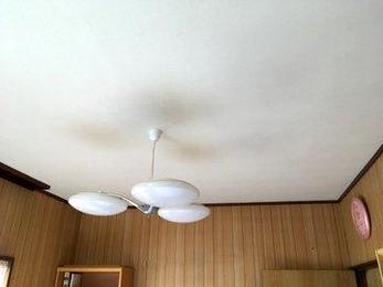 雨漏りの原因調査は永年の経験が必要です。じっくりと調査して最適の処置方法を提案させて頂きます。雨漏りを放置しておくと構造体まで痛んで家に寿命を短くする事になります