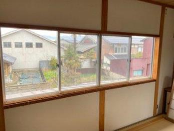 クロスを貼りかえるだけで雰囲気はずいぶん変わってきます。使っていない部屋も利用できるようになります。ぜひご検討ください。