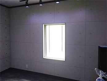 この度はいろいろと細やかな対応をいただきありがとうございました。窓枠を変えて部屋の雰囲気が良くなり、大変満足しております。居室として自分の時間を楽しむのに良い部屋になったかと思います。