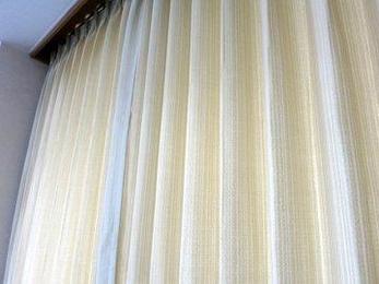 カーテンは知らない間に10年くらい経ってしまいますね。その間長い間部屋の空気に晒されているので汚れもついてきます。手軽なイメチェンでもあります。