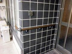 手摺が必要な場所に設置することができますが下地などを確認してその場所にあったものを提案することができます。玄関前はぬれても腐らない材質のものを手案しました。