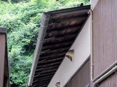 たかが雨樋されど雨樋　壊れたままにしておくと雨水が外壁に直接当り外壁の劣化が進みます　ほっておくととんでもない事になる場合があります　お早めにお電話ください