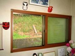 TVCMでも有名な内窓取付が人気です。暖房、冷房効果も抜群で道路の音も聞こえません。工事が一時間程度で終わるのも助かりますね。