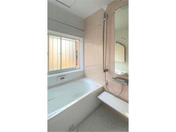 汚れやすい洗面台の横にキッチンパネルを提案してもらい、とても気に入りました。水廻りが綺麗になりとても気持ちが良いです。