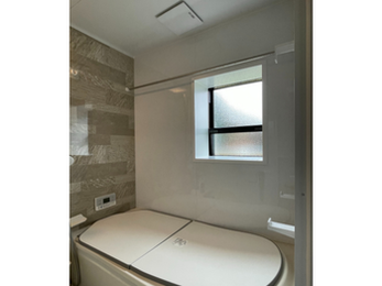 使い勝手の不便さと、シロアリの心配とのご相談でした。システムバスにリフォームし、併せてシロアリ対策を行いました。