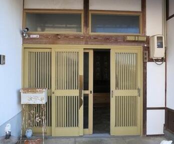 玄関扉交換カバー工法の事例です。ペアガラスを採用することで断熱性能が増し寒くありません。