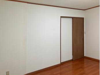 ２階ホールを子供部屋にしたいとのご相談でした。間仕切り壁を設置し違和感なく納めることができました。
